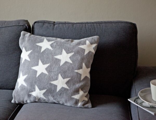 Kissen mit Sternchen auf Sofa